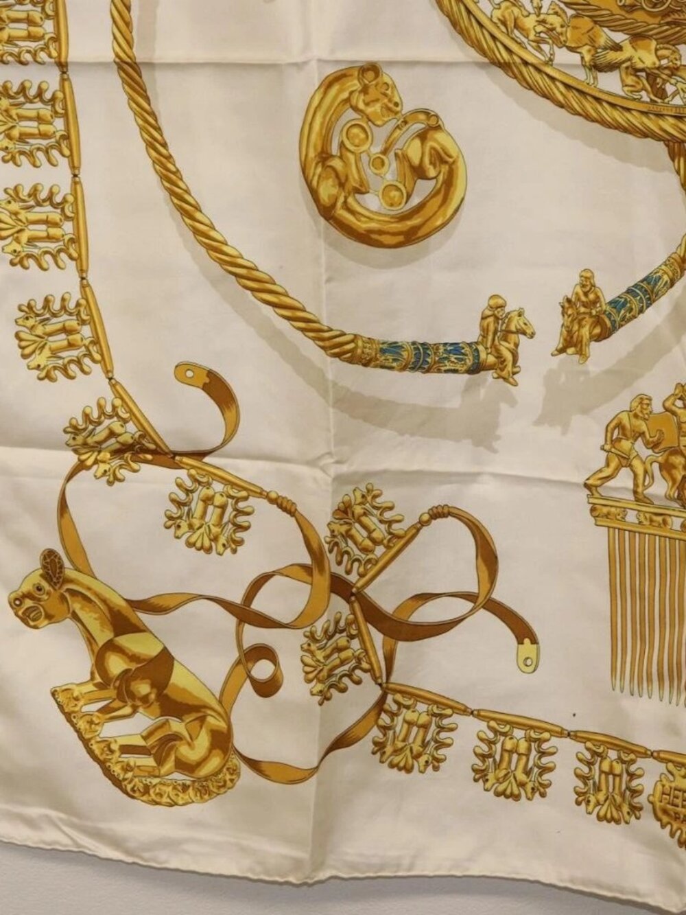 HERMES Carre 90 Scarf ""LES CAVALIERS D'OR"" Silk White Auth 181286 - Picture 15 of 16